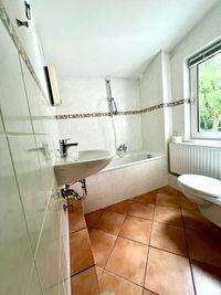 Badezimmer mit Wanne und fenster